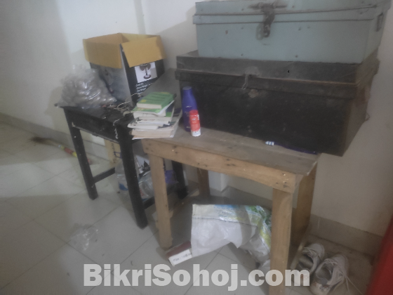 টেবিল এবং ট্রাঙ্ক